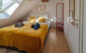 Gemeinschaftsunterkunft 2EZ 1DZ 2 Bäder - ruhig gelegen - Garten, Küche, WLAN, Parken, Self-Check-in, Ventilator